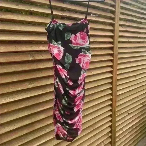 Beautiful  dress with pink roses - Picture 1 of 2